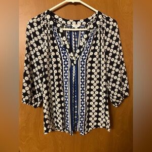Crown & Ivy Women's Blue White Floral V Neck 1/2 Sleeve Lightweight Top Size XS